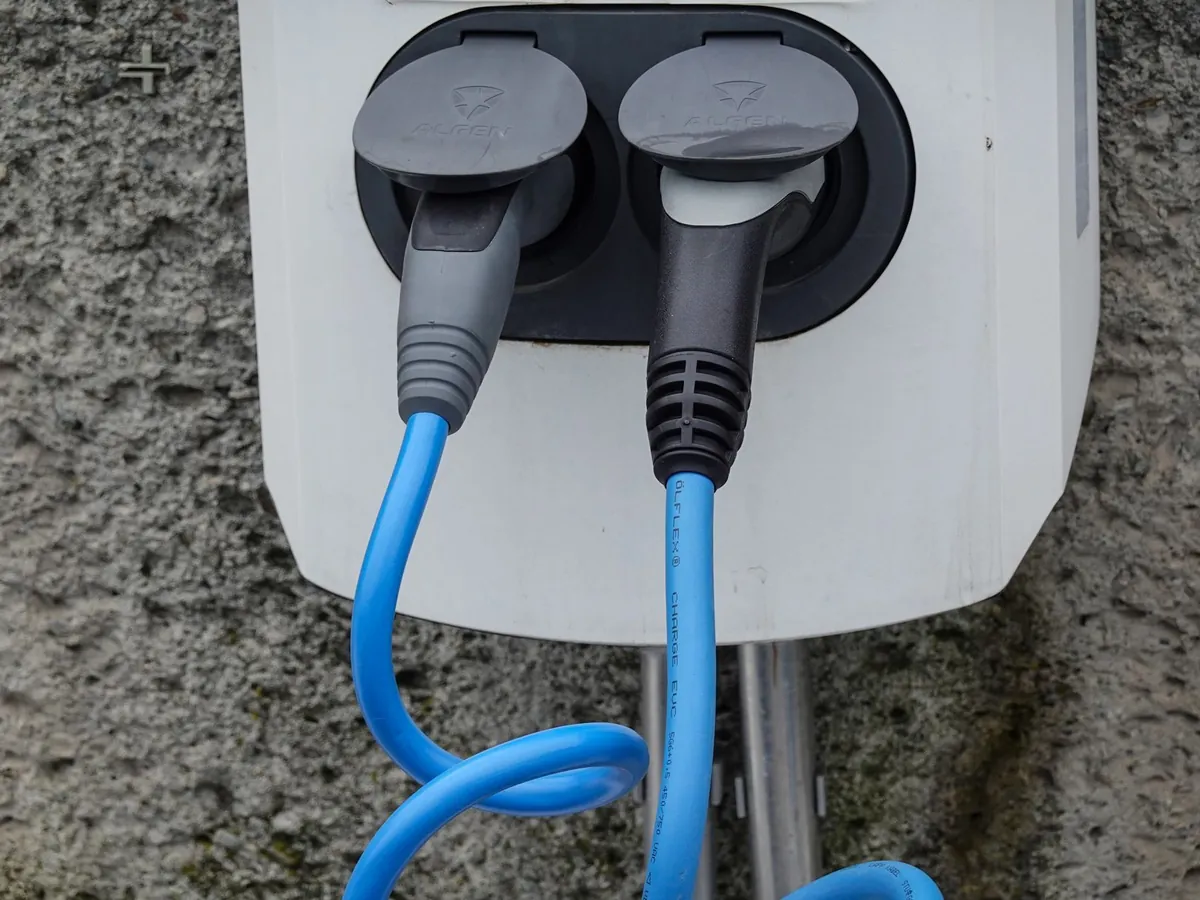 Borne de recharge murale avec deux câbles de charge pour voiture électrique