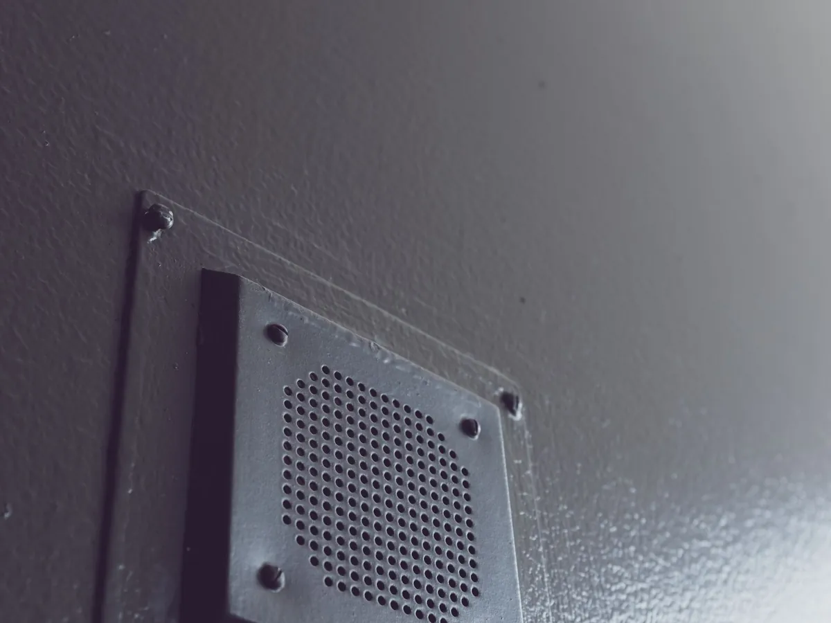 Bouche d'extraction de VMC fixée au plafond
