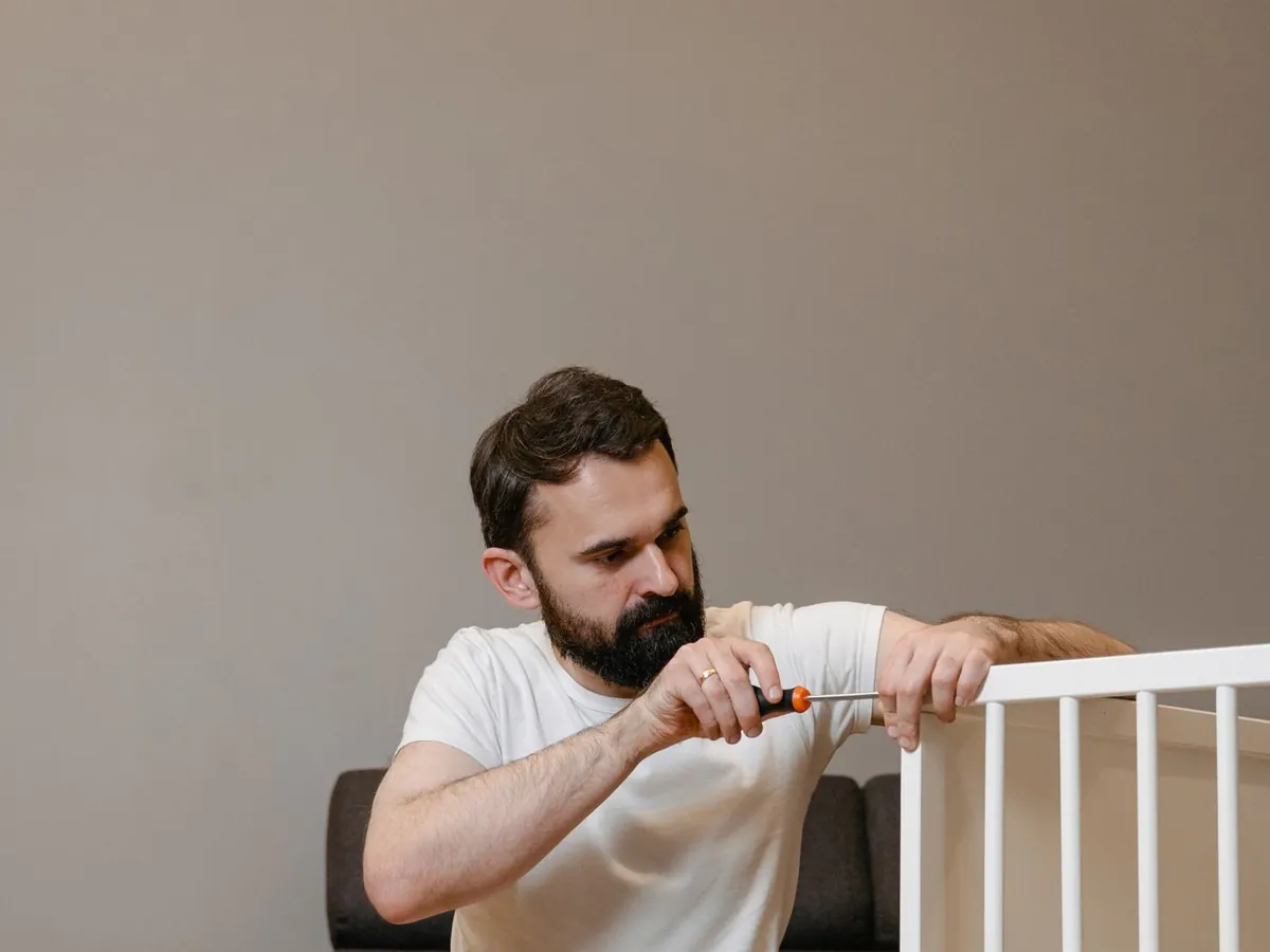 Bricoleur qui monte une barrière de sécurité dans un salon