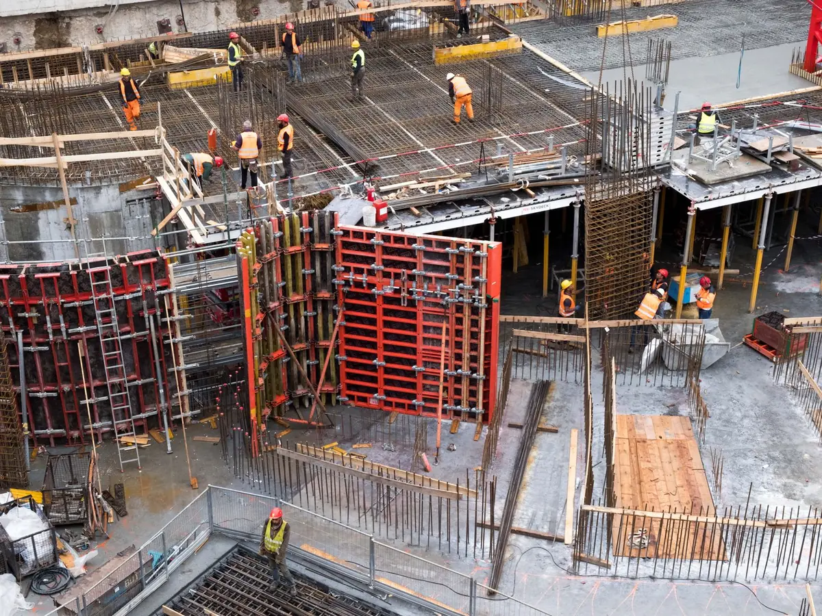Chantier de gros œuvre vu d'en haut, avec coffrages et ferraillages