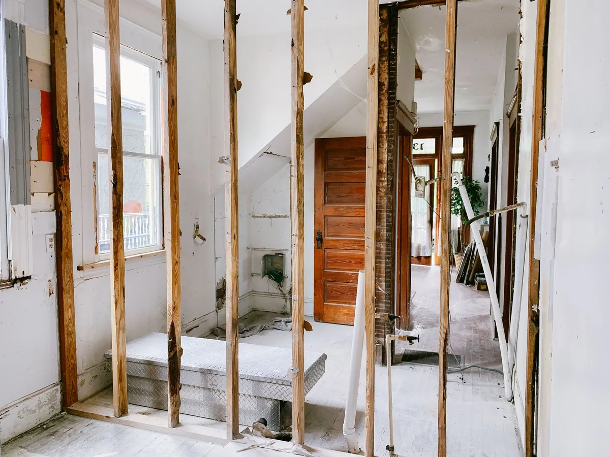 Pièce en rénovation avec l'ossature des cloisons à nu