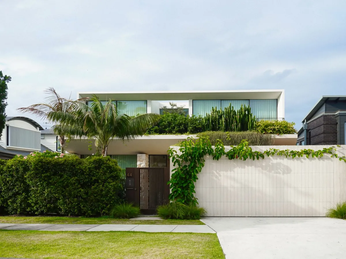 Maison contemporaine avec jardin, haie et terrasse végétalisée
