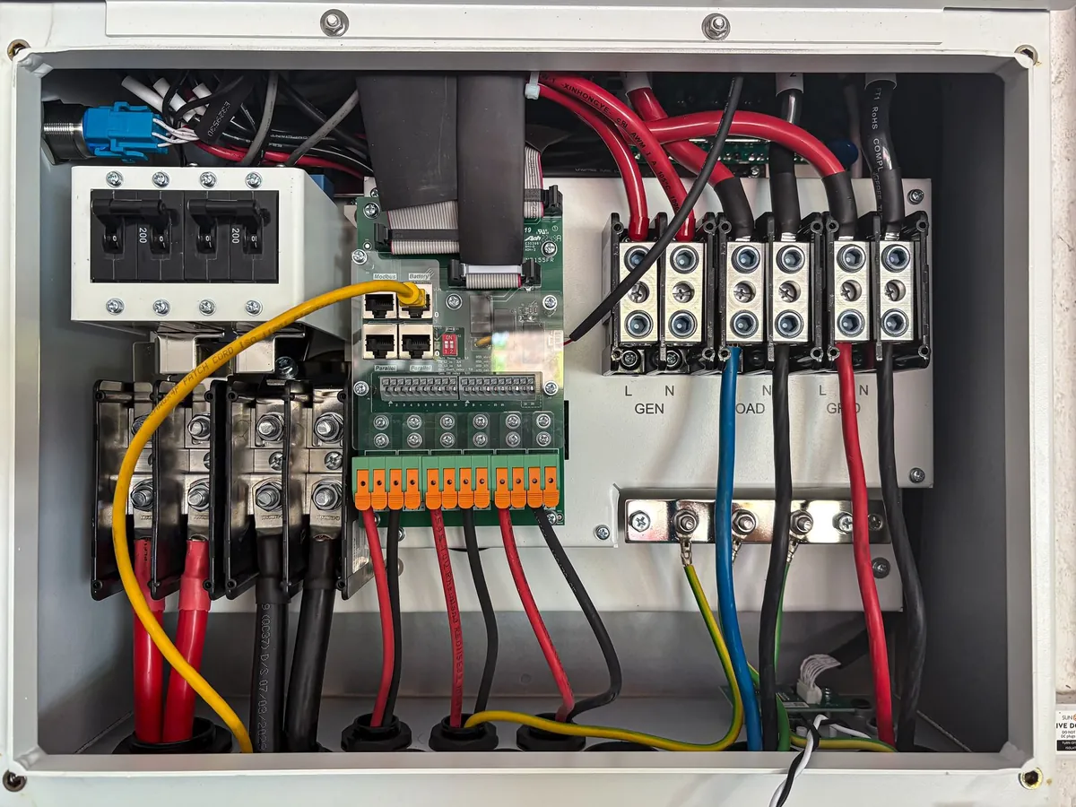 Tableau électrique ouvert avec ses disjoncteurs et son câblage